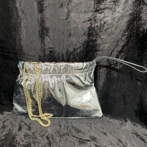 NWT BAND C BAGS SILVER WITH GOLD CHAIN AND CLAMSHELL CLOSURE.
11 x 7 1/2 x 3